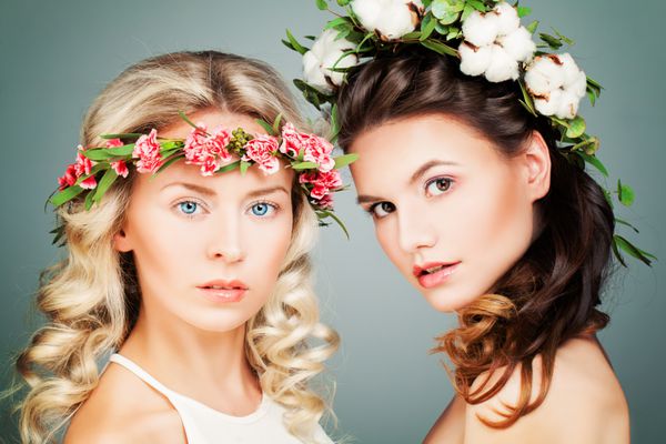 مدل مد دو زن کامل با موهای مجعد بلند و تاج گل تابستانی