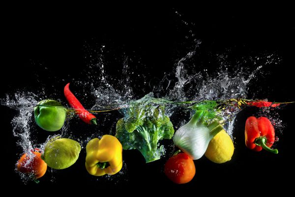 سبزیجات در آب می پاشند