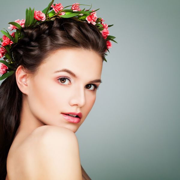 اسپا زیبایی زن کامل با پوست و گل سالم مفهوم پزشکی زیبایی و زیبایی