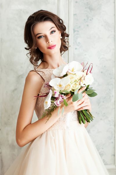 دختر جوان زیبا با دسته گل عروسی