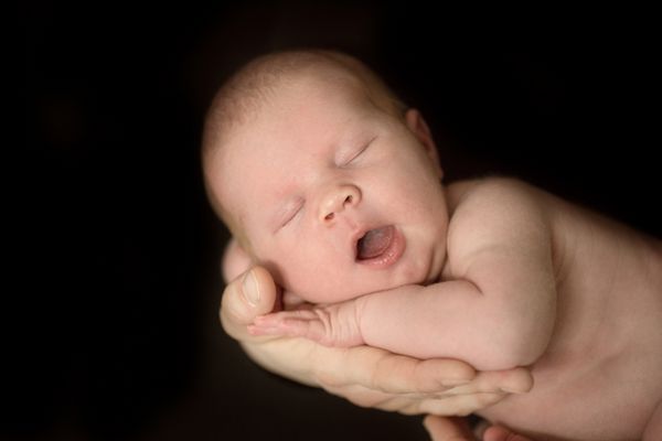 نوزاد ظریف خواب به دست والدین سیاه