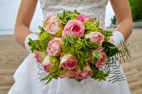عروس دسته گل عروسی با گل رز