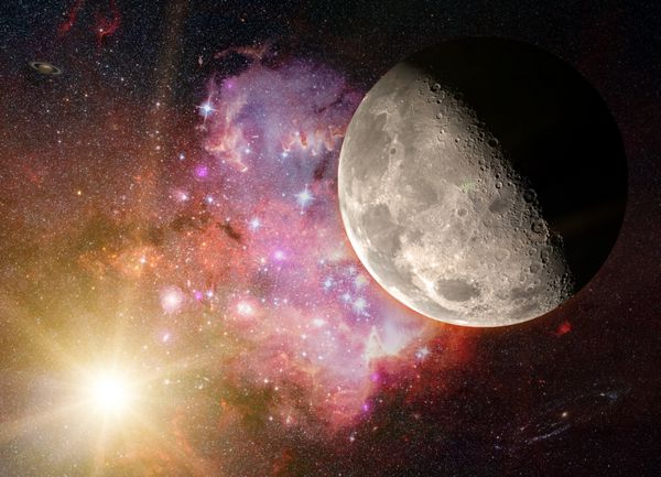 ترکیب فانتزی با ماه در آسمان پرستاره سیاره زحل و کهکشان آندرومدا در دوردست ظاهر می شوند عناصر این تصویر توسط ناسا ارائه شده است