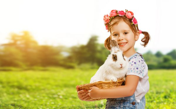 عید پاک مبارک دختر بچه زیبا با خرگوش در طبیعت