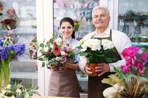 گل فروشی زن و مرد در گل فروشی