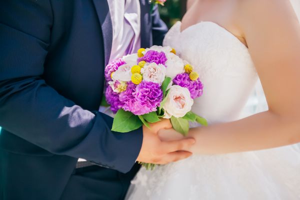 تازه عروس هایی که دسته گل ظریف ازدواج را در دست دارند