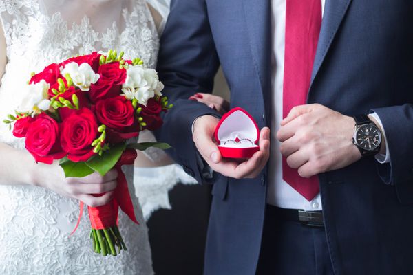 دسته گل عروسی حلقه ازدواج دست و ساعت مردانه نزدیک