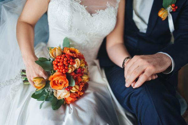 دسته گل نارنجی عروس با داماد و عروسی