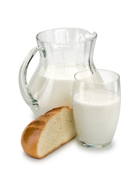 تکه نان سفید و ظروف شیشه ای پر از شیر
