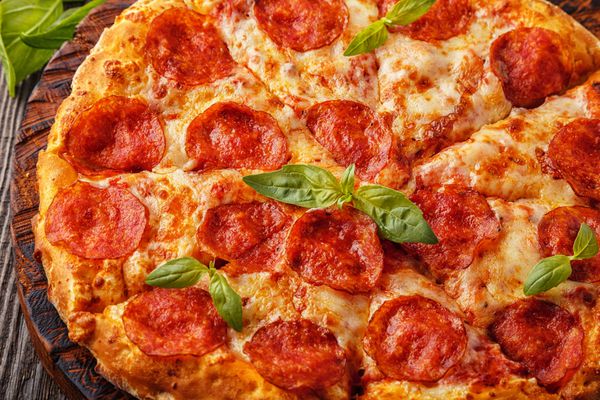 پیتزا پپرونی با پنیر موزارلا و سس گوجه فرنگی