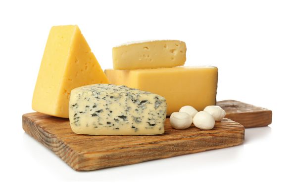 مجموعه ای از پنیر روی تخته چوبی جدا شده روی سفید