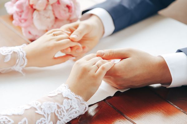 تازه عروس ها دست در دست هم گرفته اند