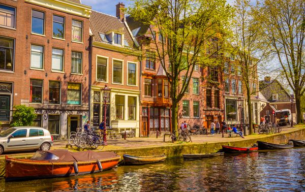 ساختمان ها و قایق های قدیمی سنتی در آمستردام هلند کانال های آمستردام