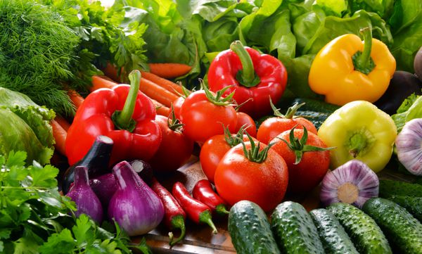 ترکیبی با انواع سبزیجات و میوه های ارگانیک تازه