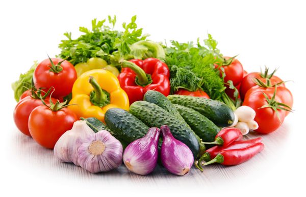 انواع سبزیجات ارگانیک تازه جدا شده روی سفید