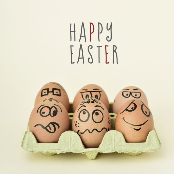 تخم مرغ با چهره های خنده دار و متن عید پاک مبارک