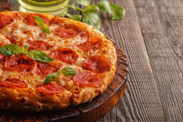 پیتزا پپرونی با پنیر موزارلا و سس گوجه فرنگی