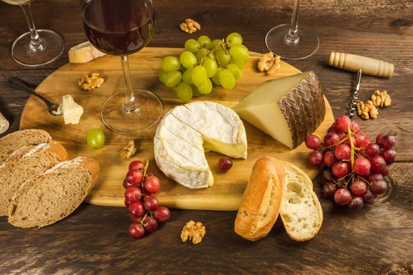 پنیر نان و انگور در مزه شراب