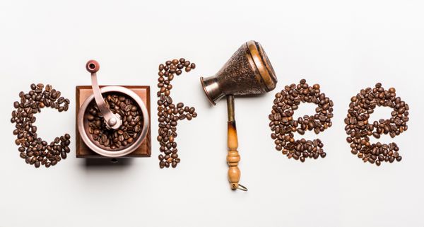 نمای بالای قهوه کلمه ساخته شده از دانه های قهوه و آسیاب قهوه با قهوه جوش ترکی