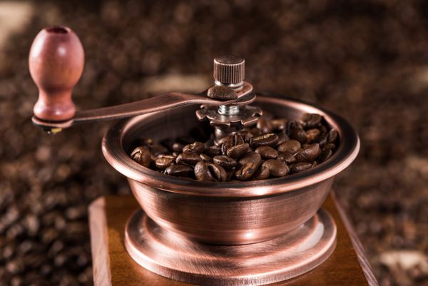 نمای نزدیک آسیاب قهوه با دانه های معطر قهوه