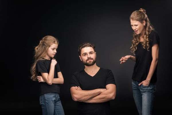 دعوای مادر و دختر با پدر نشسته با دستان ضربدری روی مشکی