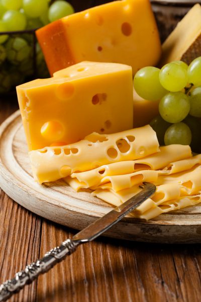 پنیر را روی تخته چوبی مخلوط کنید