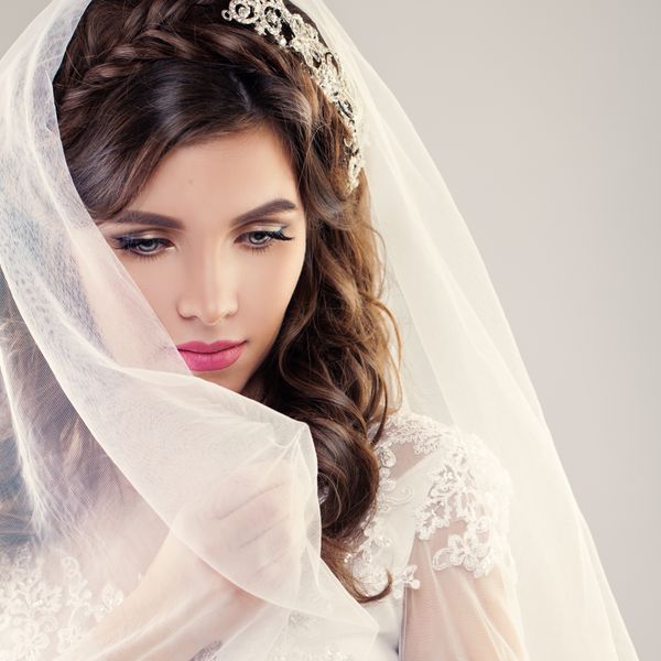 پرتره مد عروس کامل نامزد زیبا با موهای مجعد آرایش و چادر سفید
