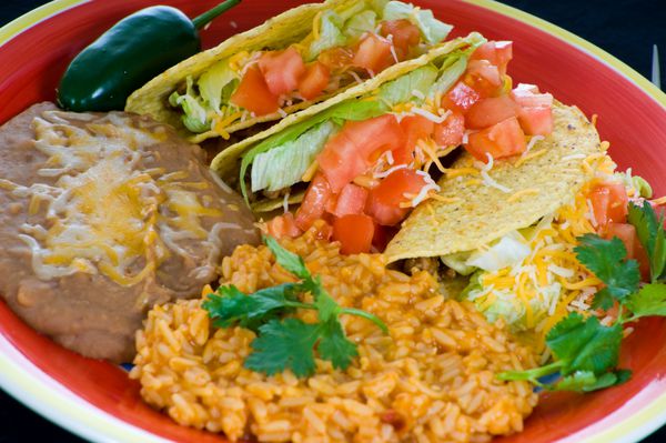 بشقاب غذای مکزیکی رنگارنگ