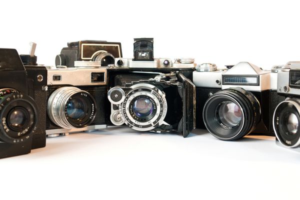 پنج دوربین قدیمی روی یک سفید