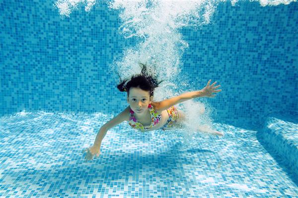 کودک زیر آب در استخر شنا دختر شنا و سرگرمی