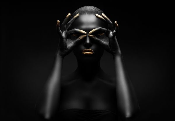 پرتره زیبایی از یک زن سیاه پوست