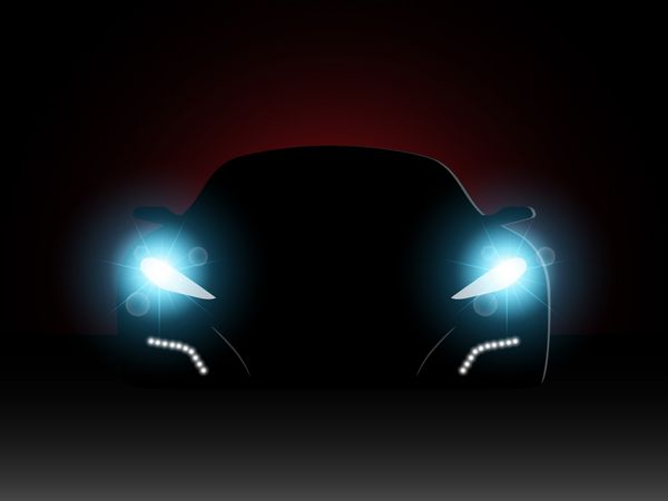 ماشین در تاریکی با چراغ های جلو