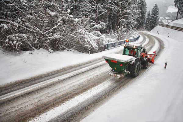 تراکتوری که یک جاده را یخ زدایی می کند