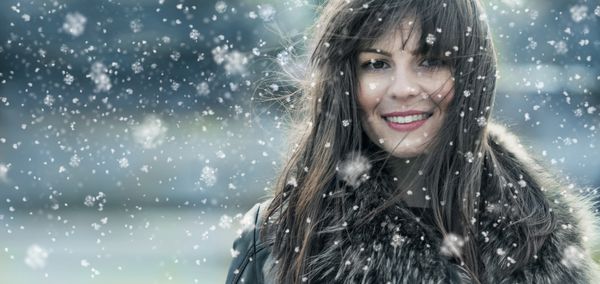 زن جوان زیبا در یک روز برفی زمستانی