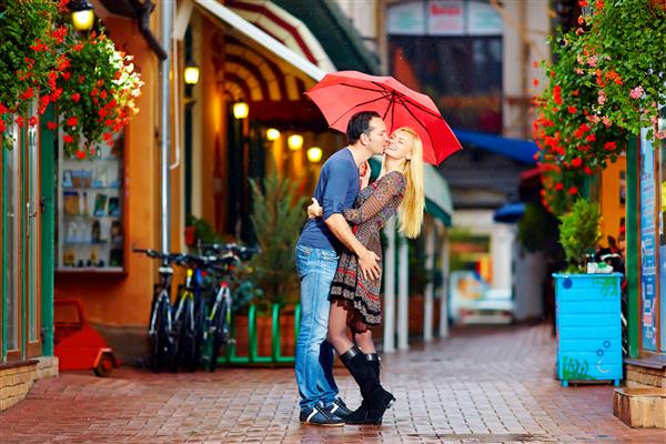 زوج خوشبختی که در خیابان های رنگارنگ خوش می گذرانند