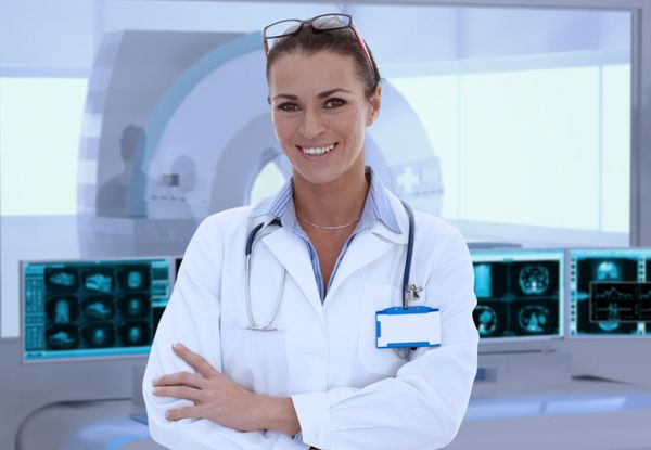 پزشک زن میانسال در اتاق MRI در بیمارستان