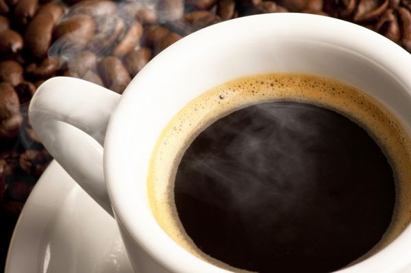 فنجان قهوه با دانه های قهوه
