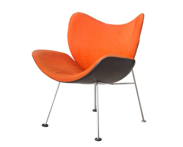 صندلی نارنجی جدا شده در پس زمینه سفید