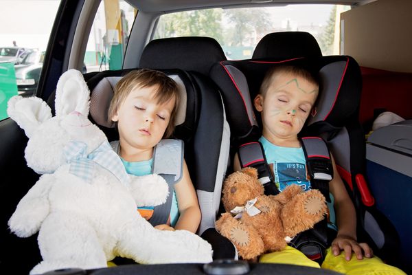 دو پسر روی صندلی ماشین در حال سفر