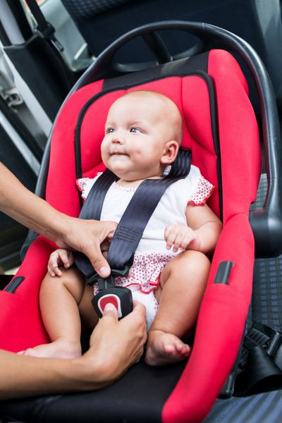 صندلی کودک در صندلی ماشین