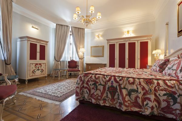 فضای داخلی اتاق خواب رنگارنگ به سبک کلاسیک