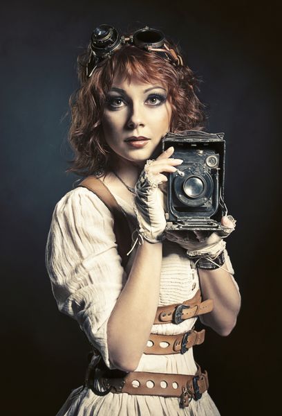 دختر steampunk زیبا با دوربین قدیمی