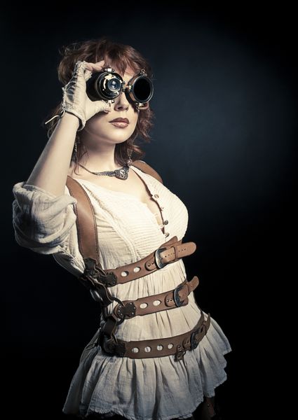 زن Steampunk به عینک خود نگاه می کند