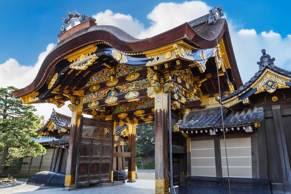 دروازه اصلی کاخ نینومارو در قلعه نیجو در کیوتو