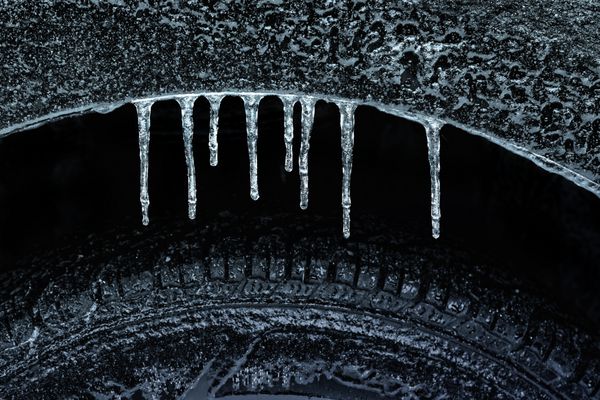یخ های یخ زده روی چاه چرخ ماشین و تایر یخی