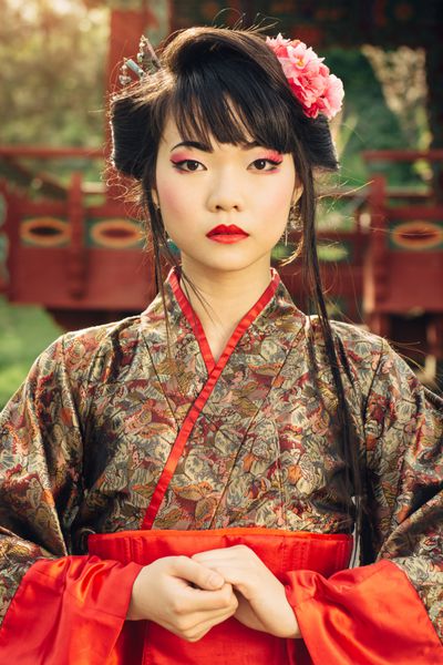 پرتیت زن زیبای آسیایی در کیمونو