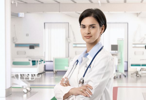 پزشک زن قفقازی جذاب در بیمارستان