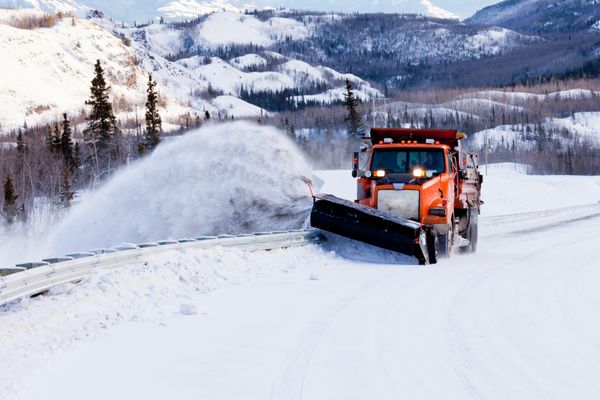 جاده پاکسازی برف روب در طوفان زمستانی