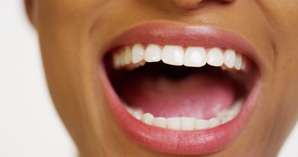 نمای نزدیک از زن آفریقایی با دندان های سفید در حال خندان