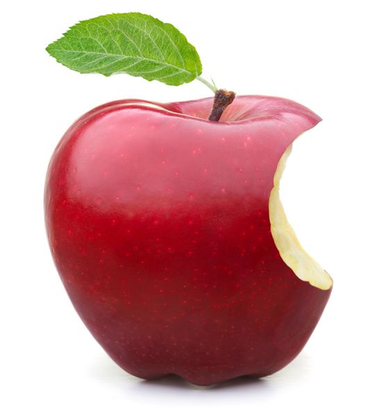 سیب قرمز با یک نیش از دست رفته جدا شده در پس زمینه سفید